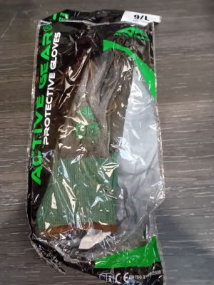 un sac en plastique contenant une paire de gants verts