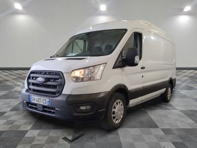la camionnette blanche est garée sur le sol en damier d'une pièce