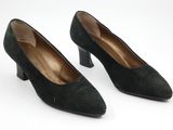 paire d'escarpins en daim noir à talon en bois