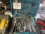 de nombreux outils dans une boîte à outils posée sur la table