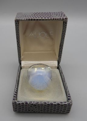 Lalique France, une bague "cabochon" en cristal opale dans u…