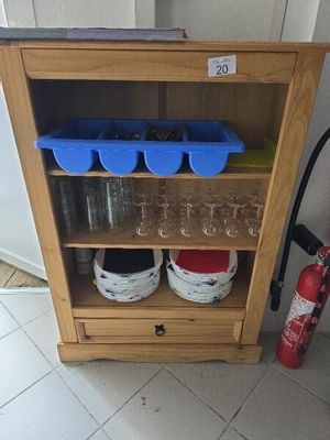 une armoire en bois contenant des verres à vin et un extincteur