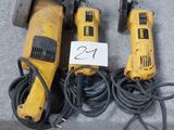 deux outils électriques posés sur une table à côté d'une boîte verte
