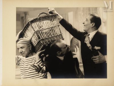 deux hommes et une femme tiennent un panier au-dessus de leur tête