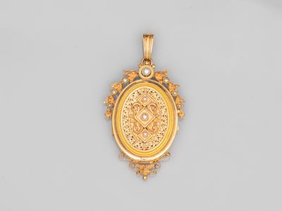 un cadenas doré orné d'un médaillon sur le devant