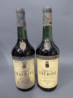 deux bouteilles de vin Tassot sur fond gris