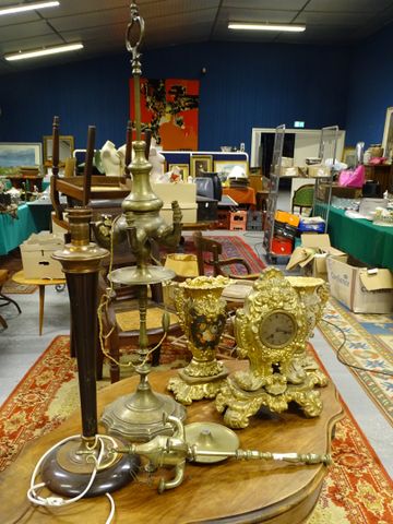 Lot comprenant : garniture de cheminé en cuivre repoussé (pendule...