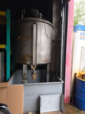 une grande machine qui se trouve dans un garage