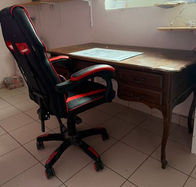 un bureau avec une chaise et un ordinateur dessus