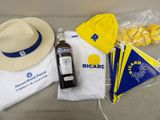 un chapeau, un t-shirt et d'autres objets posés sur un canapé