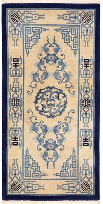 un tapis oriental avec une bordure bleue et un fond blanc