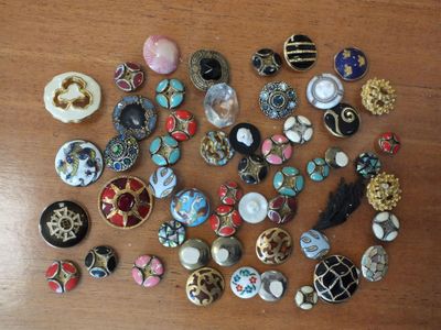 un grand nombre de boutons sur une table