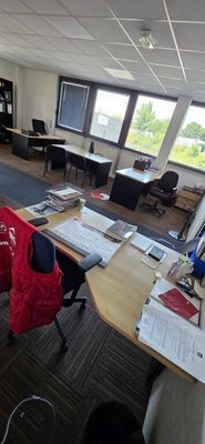 un homme assis à un bureau dans un environnement de travail