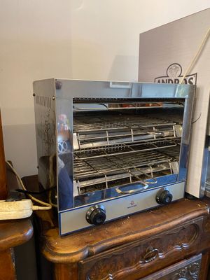 un four grille-pain posé sur une commode dans une pièce