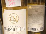 plusieurs bouteilles de vin sont alignées sur un comptoir