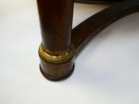 Bureau plat en acajou et placage d'acajou sur fond de chêne. (photo 5)