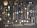 de nombreux modèles de montres posés sur une table noire