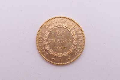 gros plan d'une pièce d'or sur une surface blanche
