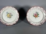 deux assiettes ornées de motifs floraux, posées sur une surface grise