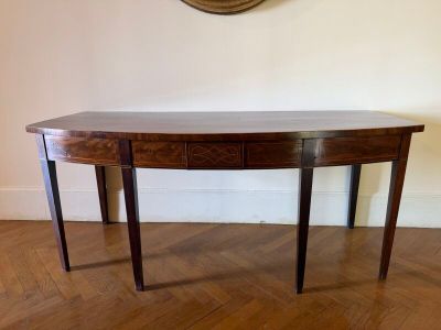 une table en bois avec un tiroir en dessous, posée sur un parquet en bois massif