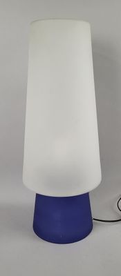 lampe de table bleue et blanche, surmontée d'un abat-jour blanc