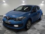 la voiture bleue est garée sur un sol en damier dans le garage