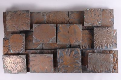 de nombreux blocs métalliques de formes variées sur une surface blanche