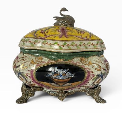 une boîte décorative surmontée d'un oiseau