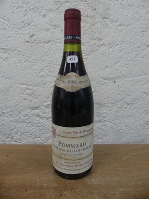 une bouteille de vin posée sur une table