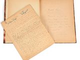 un livre ouvert sur lequel se trouve une feuille de papier