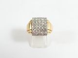 gros plan d'une bague en or et diamants sur une surface blanche