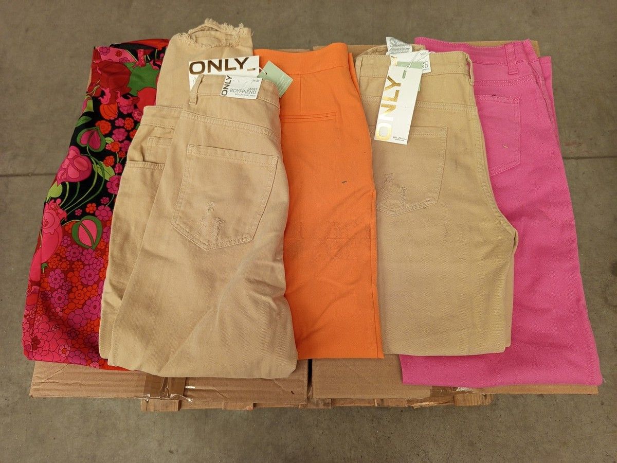 Lot de 50 pantalons (très grande variété de modèle) - pour femmes - 100% marques - Neuf, avec étiquette - 2 cartons