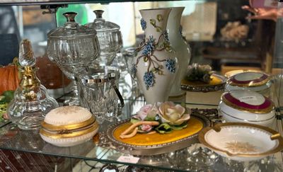 une étagère en verre sur laquelle sont disposés de nombreux types de vaisselle différents