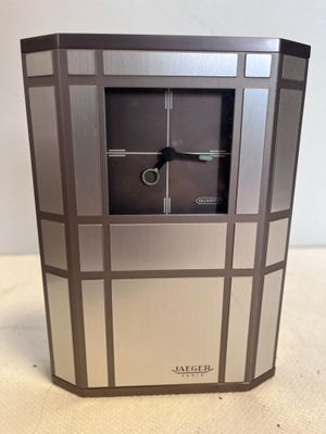 une horloge posée sur une table dans la pièce