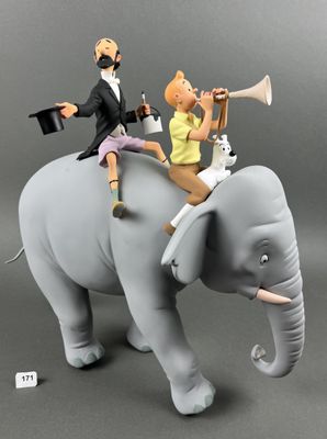une figurine représentant un homme chevauchant un éléphant sur lequel se trouve une femme