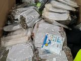une boîte en carton remplie de vêtements et d'autres objets