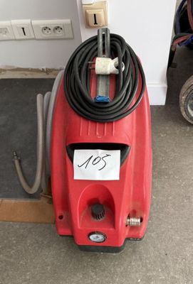 une photo d'un aspirateur rouge dans un garage