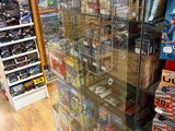 une vitrine en verre dans un magasin de jouets, remplie de jouets