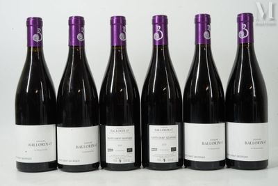 six bouteilles de vin sont alignées dans une rangée