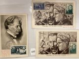 deux vieilles cartes postales représentant deux hommes et une femme, posées sur une table