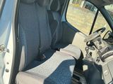 un siège à l'arrière d'un camion équipé d'une ceinture de sécurité
