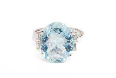 un gros plan d'une bague sertie d'une topaze bleue et de diamants