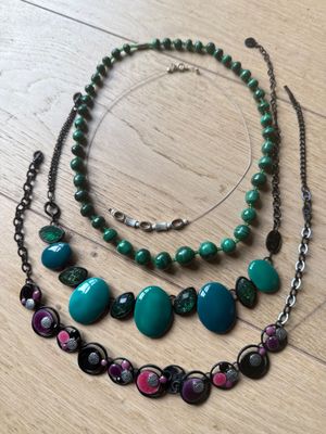 un ensemble composé d'un collier et d'un bracelet avec des perles turquoise et violettes