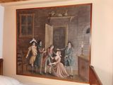 une photo d'un tableau accroché au mur d'une chambre