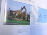 une photo d'un livre sur laquelle figure l'image d'un bâtiment