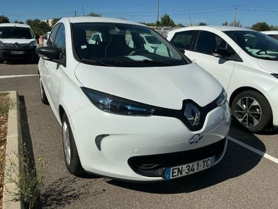 deux voitures blanches garées l'une à côté de l'autre sur un parking