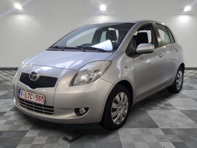 une photo d'une Toyota Yaris argentée garée dans un showroom