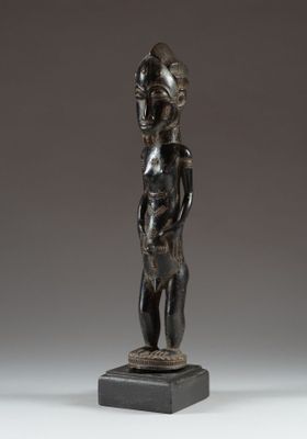 a bronze statue of a man with a hat on his head