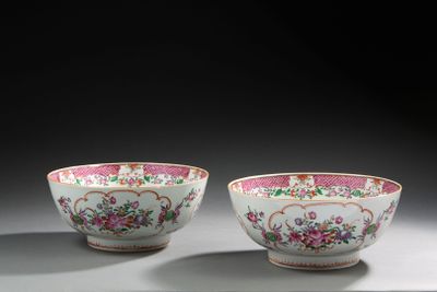 paire de bols chinois de style « famille noire » à motifs floraux, XIXe-XXe siècle