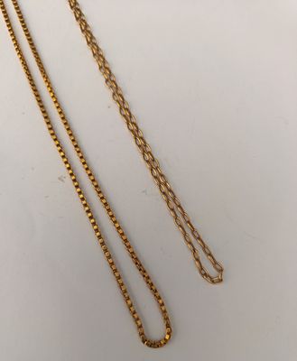 un collier en or auquel est attachée une chaîne